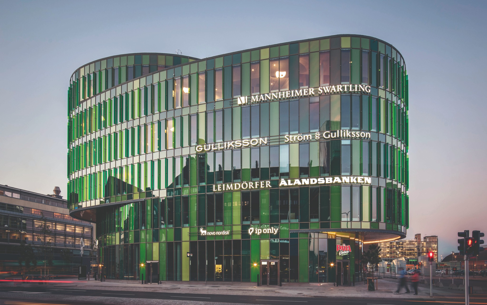 Glazed building façade