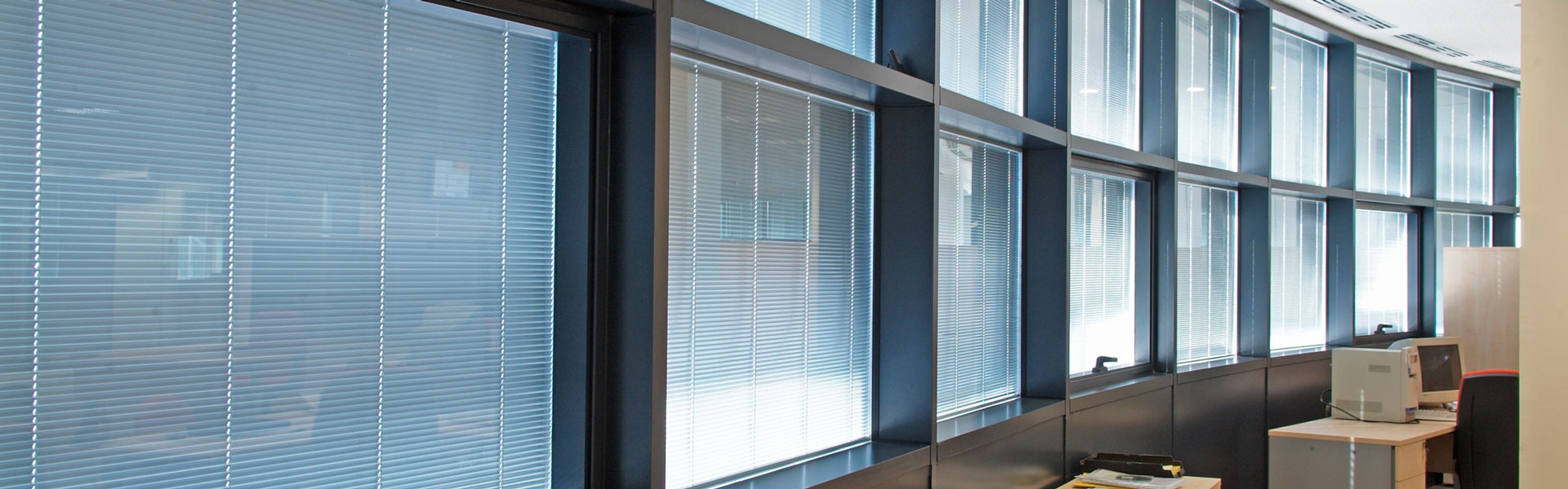 Glazed architecture with integrated shading