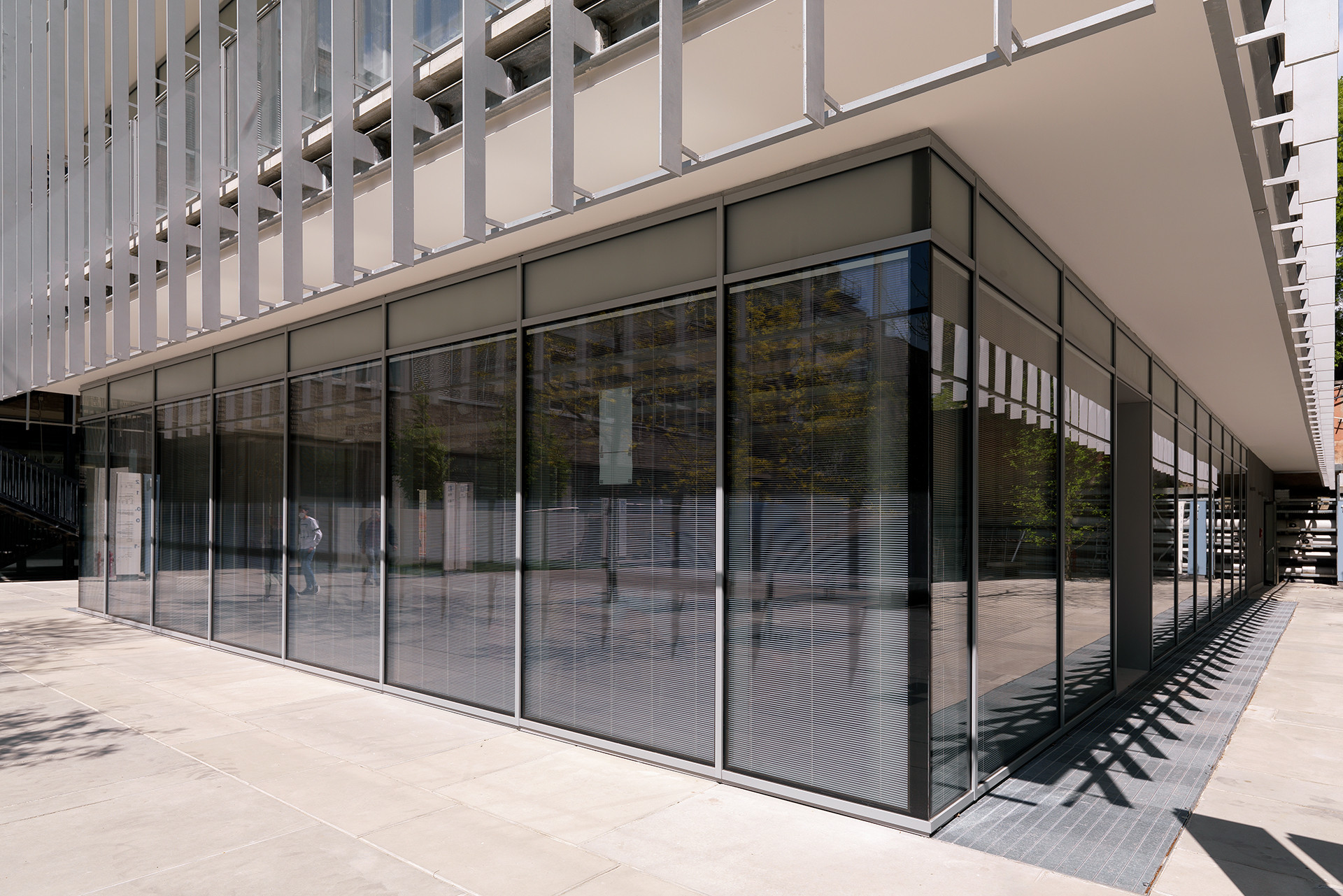 Glazed façade with integrated blinds